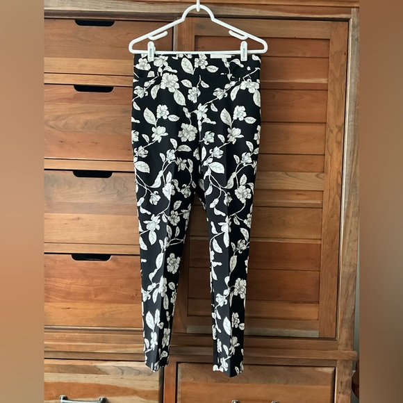 NWT Chico’s So Slimming 360 Brigitte Floral Slim Ankle Pants Size 1R (Size 8) - Picture 5 of 9